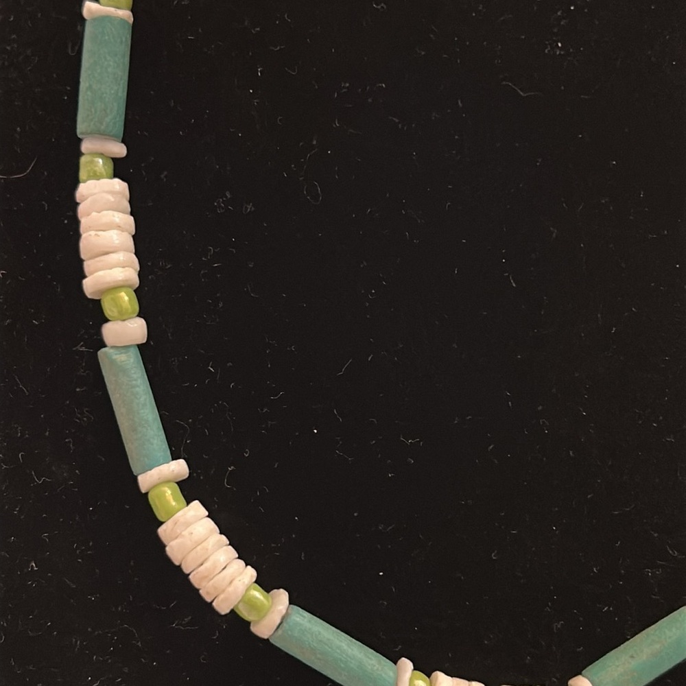 Turquoise and White colored Beaded Necklace 16’ - Picture 3 of 5
